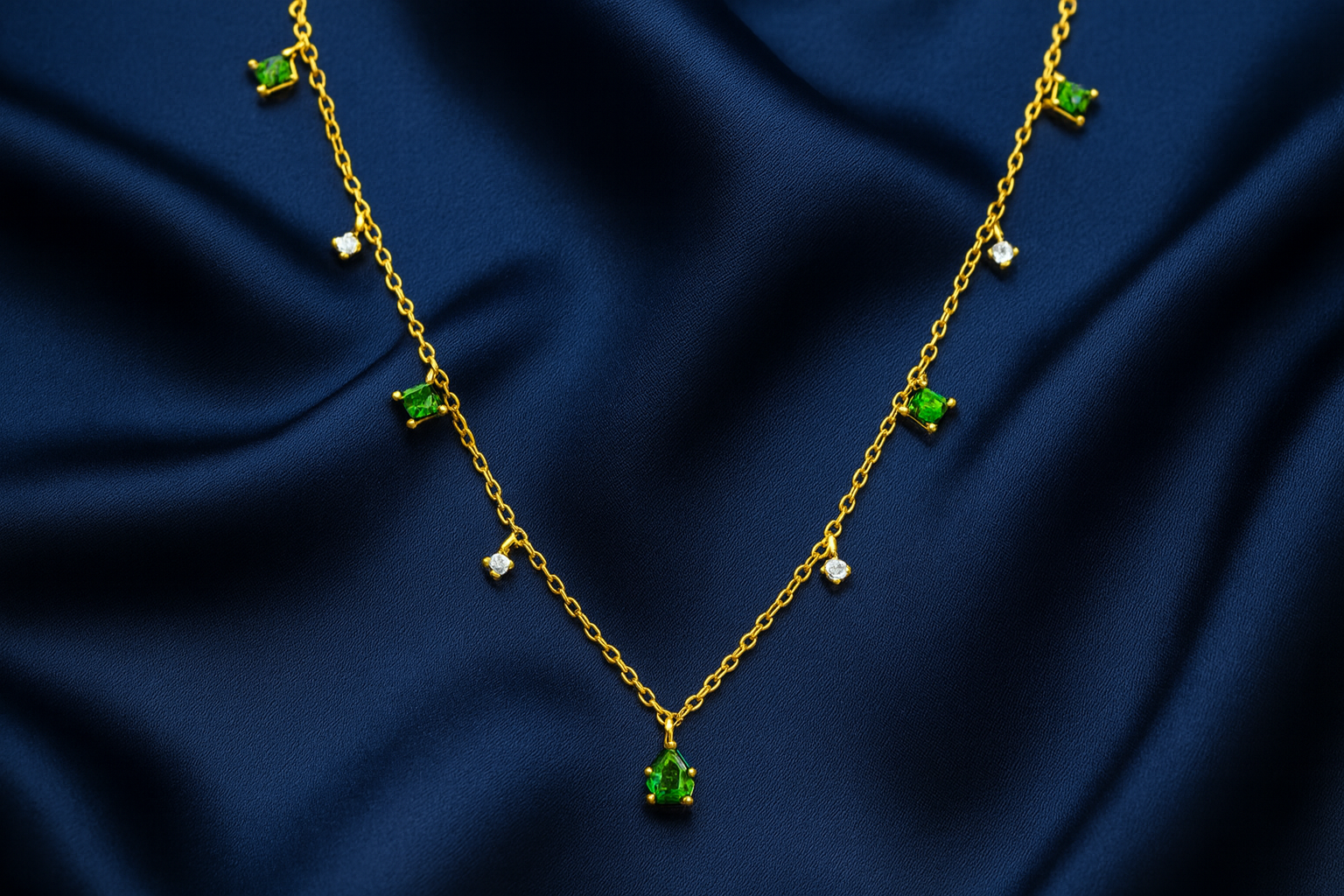 Émeraude Élégante Necklace