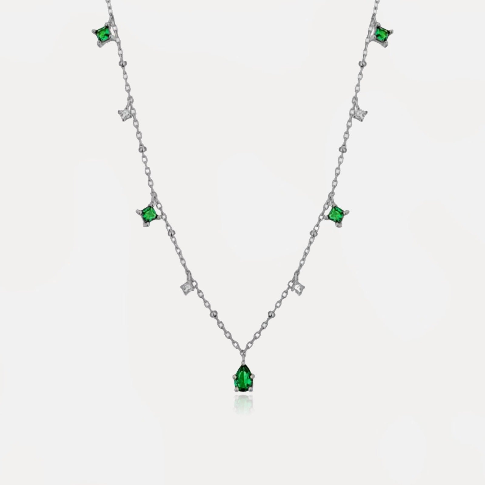 Émeraude Élégante Necklace